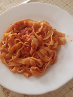 Una foto de Tagliatelle fresco con salsa basilico y surtido de setas