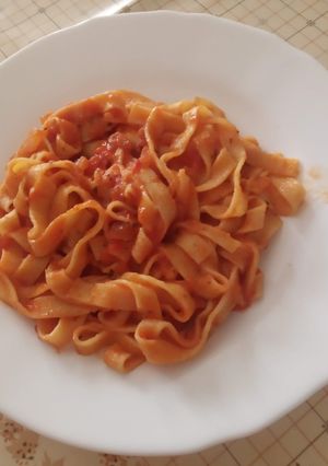 Una foto de Tagliatelle fresco con salsa basilico y surtido de setas