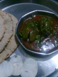 मसाला वांगी आणि ज्वारीची भाकरी (masala vangi anijowarichi bhakhri recipe in marathi) रेसिपी चे मुख्य फोटो