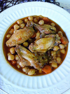 Una foto de Garbanzos con alitas de pollo, especia y toque de pimentón