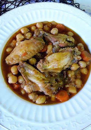 Foto principal de Garbanzos con alitas de pollo, especia y toque de pimentón