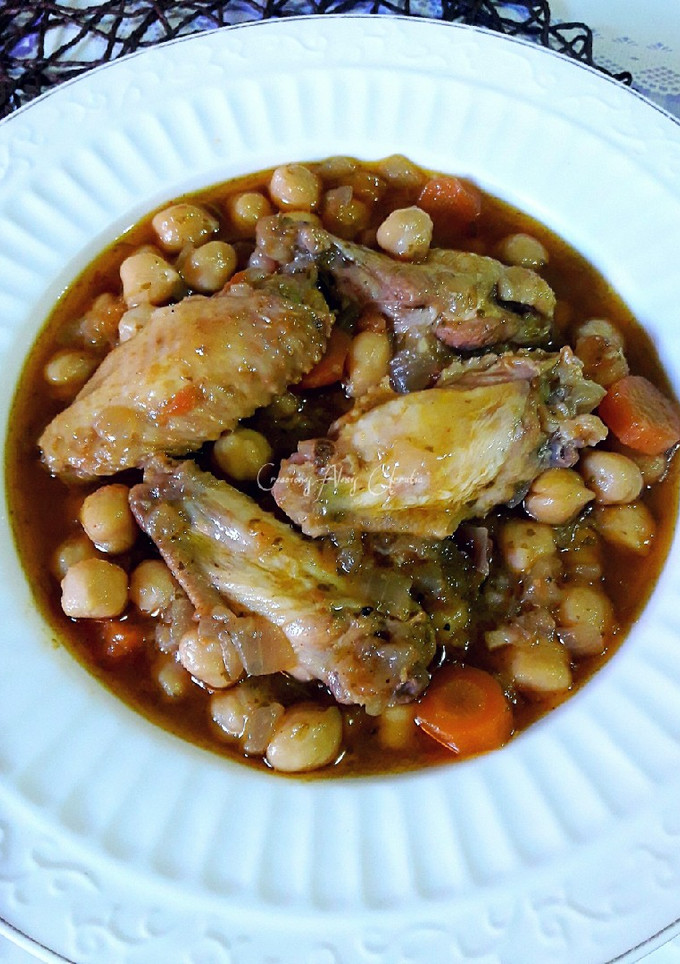 Una foto de Garbanzos con alitas de pollo, especia y toque de pimentón