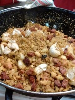 Una foto de Migas con embutido de pavo granada y uva