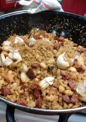 Una foto de Migas con embutido de pavo granada y uva