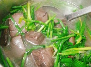 Hình của món Canh hẹ với huyết heo.