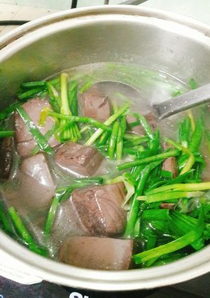 Hình của món Canh hẹ với huyết heo.