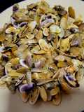 Tellinas, con cebolla caramelizada y sake