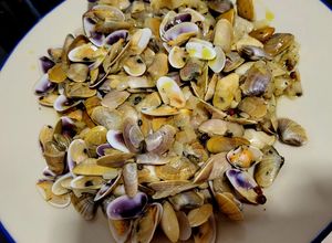 Foto principal de Tellinas, con cebolla caramelizada y sake