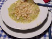 Una foto di zuppa di porro