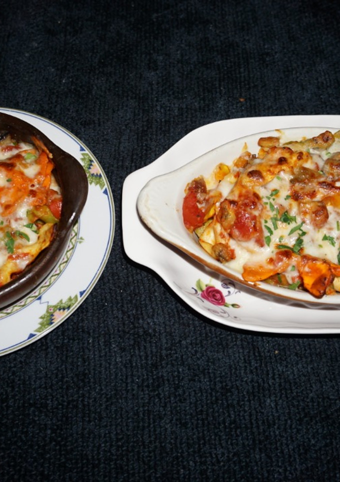 Una foto de Corbatitas horneadas con berenjena, chorizos y queso mozzarella. JON STYLE