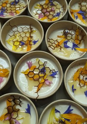 Une photo de Panna cotta au miel et fleurs comestibles