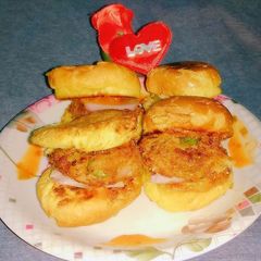 A picture of Aalu tikki burger.
