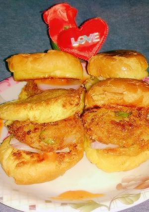 A picture of Aalu tikki burger.