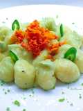 Gnocchi con crema di broccolo romanesco e chips di carote