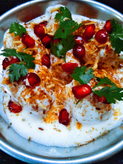 दही बडा चाट (Dahi Bada Chaat recipe in Hindi) रेसिपी मुख्य फोटो