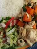 Pollo con verduras y ensalada