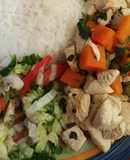 Pollo con verduras y ensalada