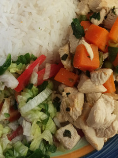 Una foto de Pollo con verduras y ensalada