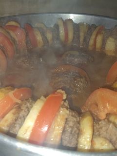 صورة لوصفة بطاطا مع الكباب بالصينية