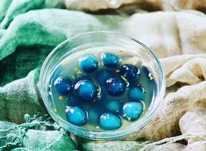 Hình của món Chè Bột Lọc Hoa Đậu Biếc.