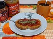 Una foto de tostadas con mermelada