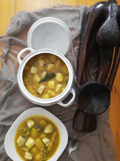 Una foto de Bacalao con papas en amarillo
