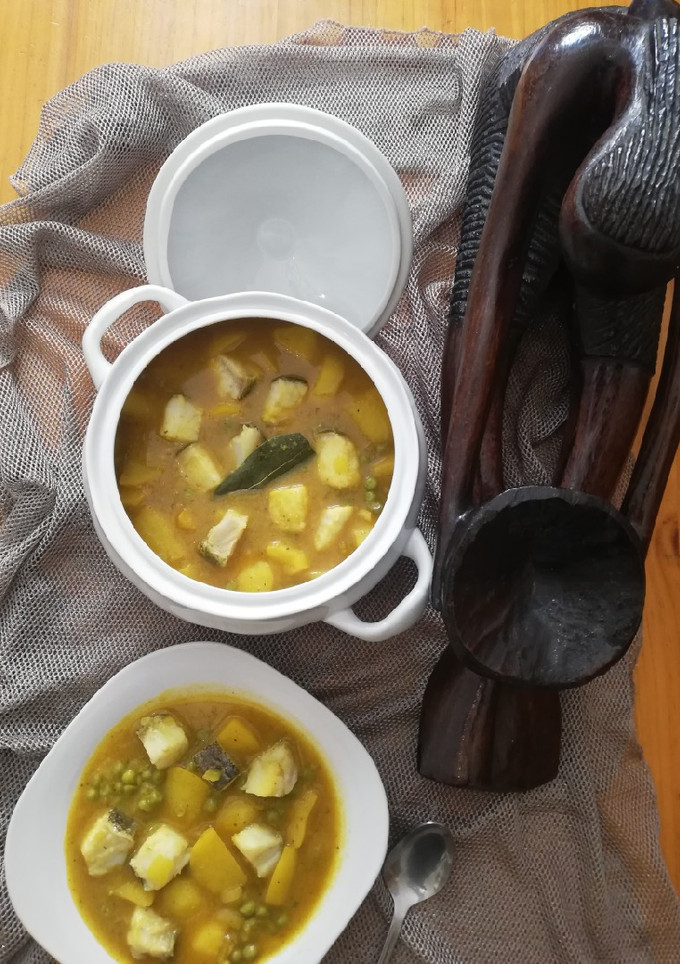 Una foto de Bacalao con papas en amarillo