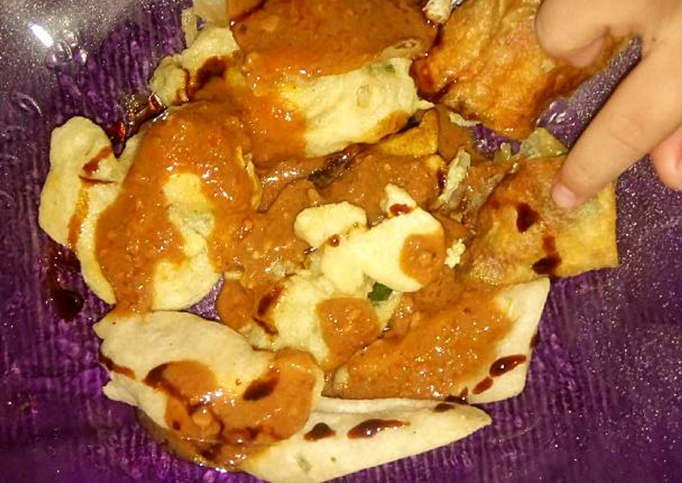 Batagor tahu otak otak vs martabak (abaikan tangan anak saya)