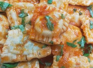 Foto principal de Raviolis rellenos de espinacas y ricota con salsa de tomate y albahaca