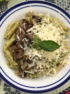 Una foto de Pasta al pesto con champiñones