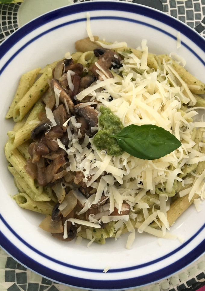 Una foto de Pasta al pesto con champiñones
