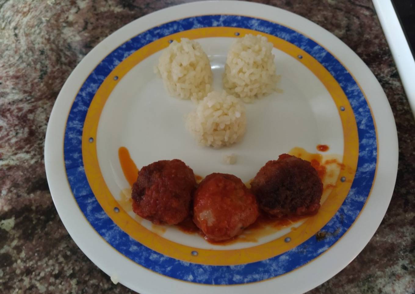 Albóndigas con tomate y arroz blanco