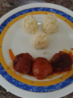 Una foto de Albóndigas con tomate y arroz blanco
