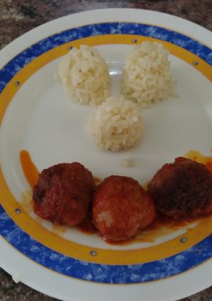 Foto principal de Albóndigas con tomate y arroz blanco