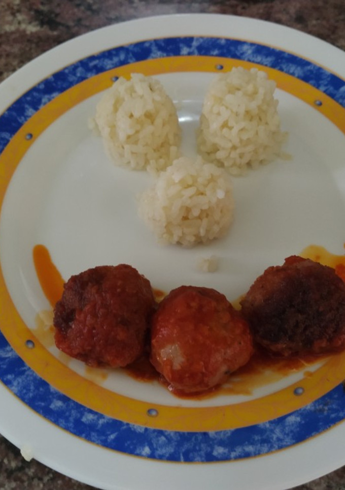 Una foto de Albóndigas con tomate y arroz blanco