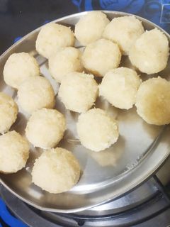नारियल का लड्डू (Nariyal ka laddu recipe in Hindi) रेसिपी मुख्य फोटो