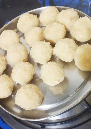 नारियल का लड्डू (Nariyal ka laddu recipe in Hindi) रेसिपी मुख्य फोटो