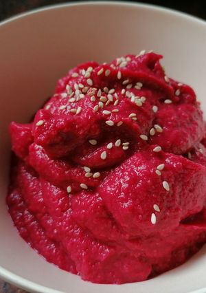 Una foto de Hummus de remolacha