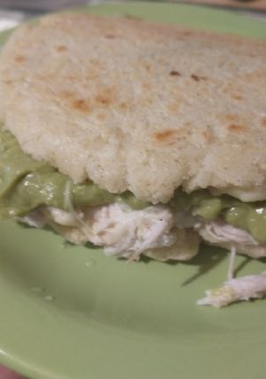 Una foto de Arepas de pollo, palta y queso 🥑🍗🧀