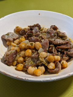 Una foto de Mollejas de pollo con garbanzos al ajillo