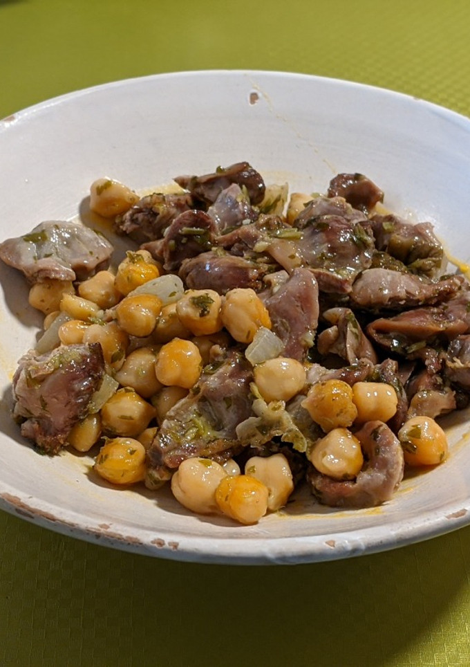 Una foto de Mollejas de pollo con garbanzos al ajillo