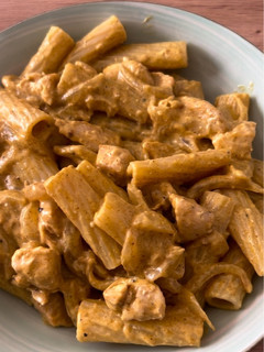 Una foto de Macarrones al curry con pollo
