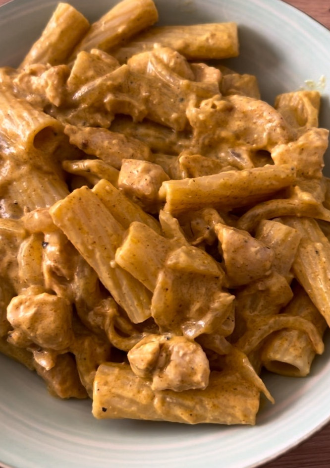 Una foto de Macarrones al curry con pollo
