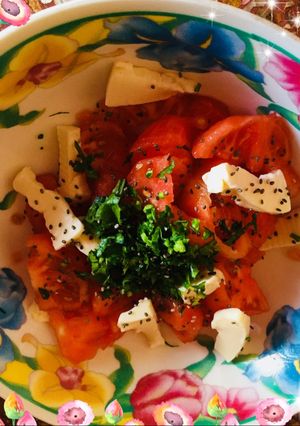 Una foto de Sabrosa ensalada 🥗 Tomate, queso y semillas de lino🤩