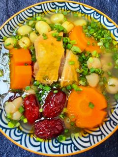 Hình của món Canh gà hạt sen táo đỏ.