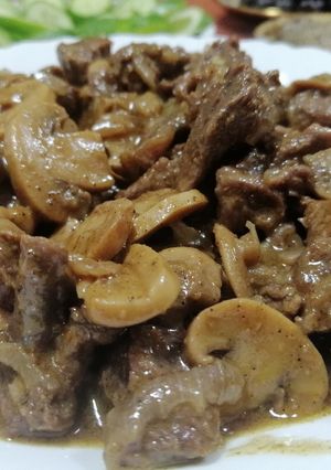 صورة لوصفة حمسة لحمة الجمل مع البصل والفطر 🥩🧅🍄