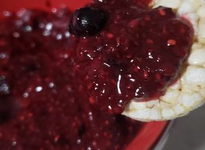 Una foto de Mermelada crudivegana de frutos del bosque