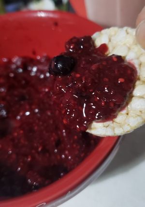 Una foto de Mermelada crudivegana de frutos del bosque