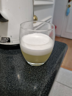Una foto de Pisco Sour en coctelera