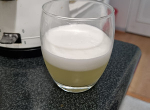 Una foto de Pisco Sour en coctelera